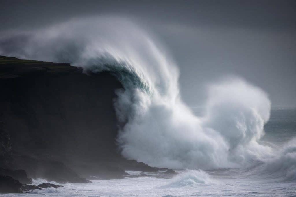 Alerte vagues géantes : le littoral atlantique menacé par la houle