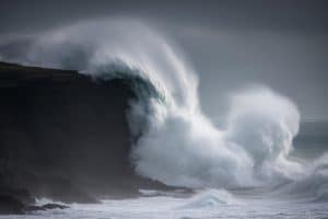 Alerte vagues géantes : le littoral atlantique menacé par la houle