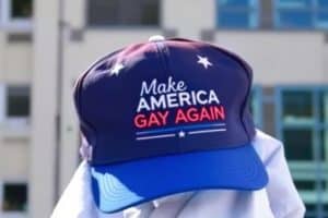 Gavin Newsom ridiculise Trump avec une parodie choc du slogan MAGA