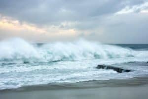 Vagues géantes menacent l'Atlantique : plages fermées en urgence